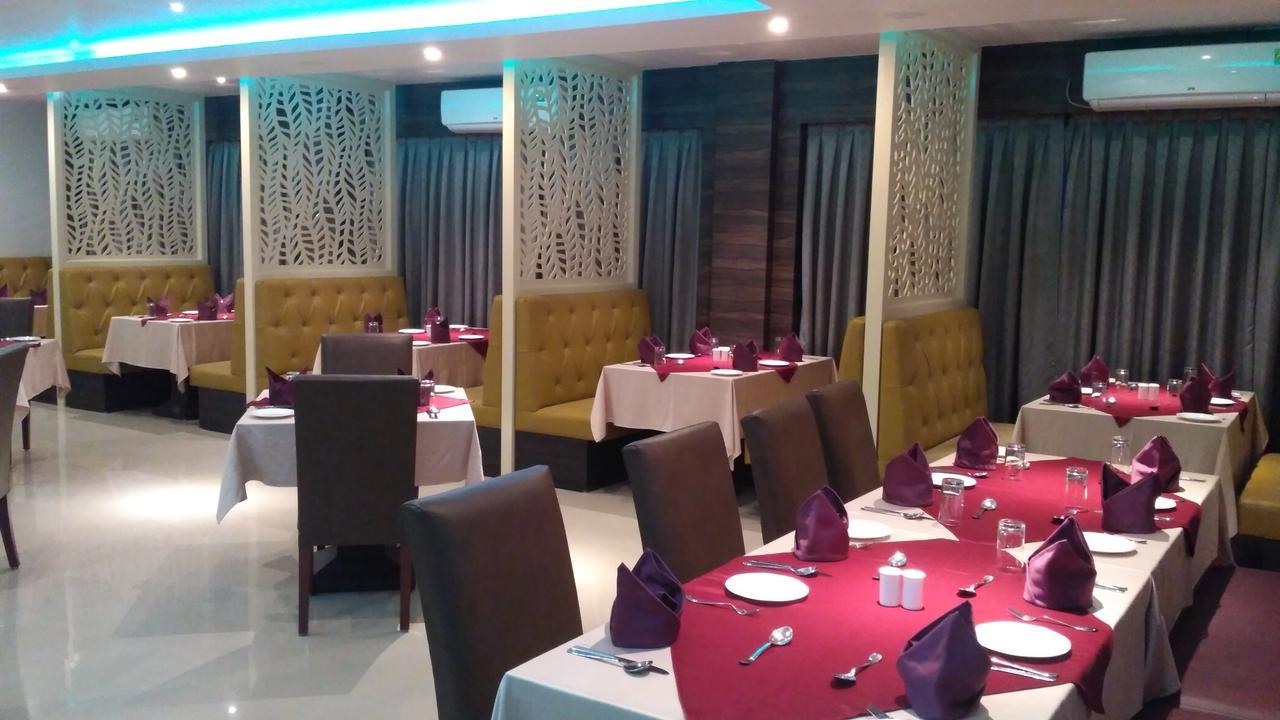 Hotel Grand Palace Jorhāt Kültér fotó