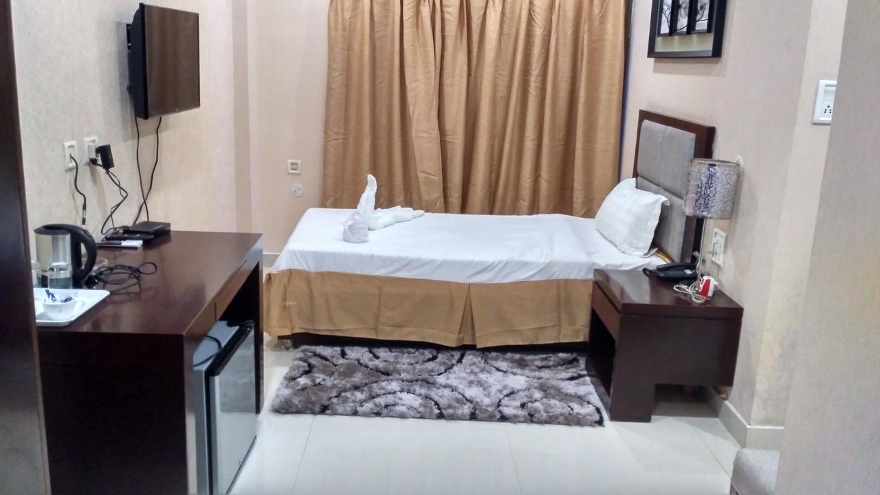 Hotel Grand Palace Jorhāt Kültér fotó