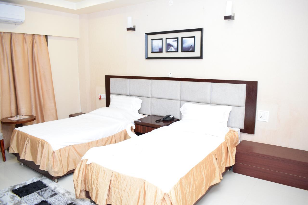 Hotel Grand Palace Jorhāt Kültér fotó