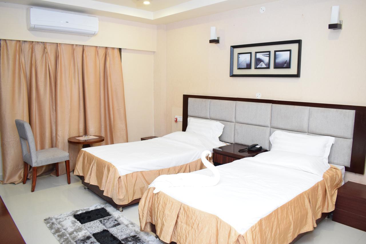 Hotel Grand Palace Jorhāt Kültér fotó