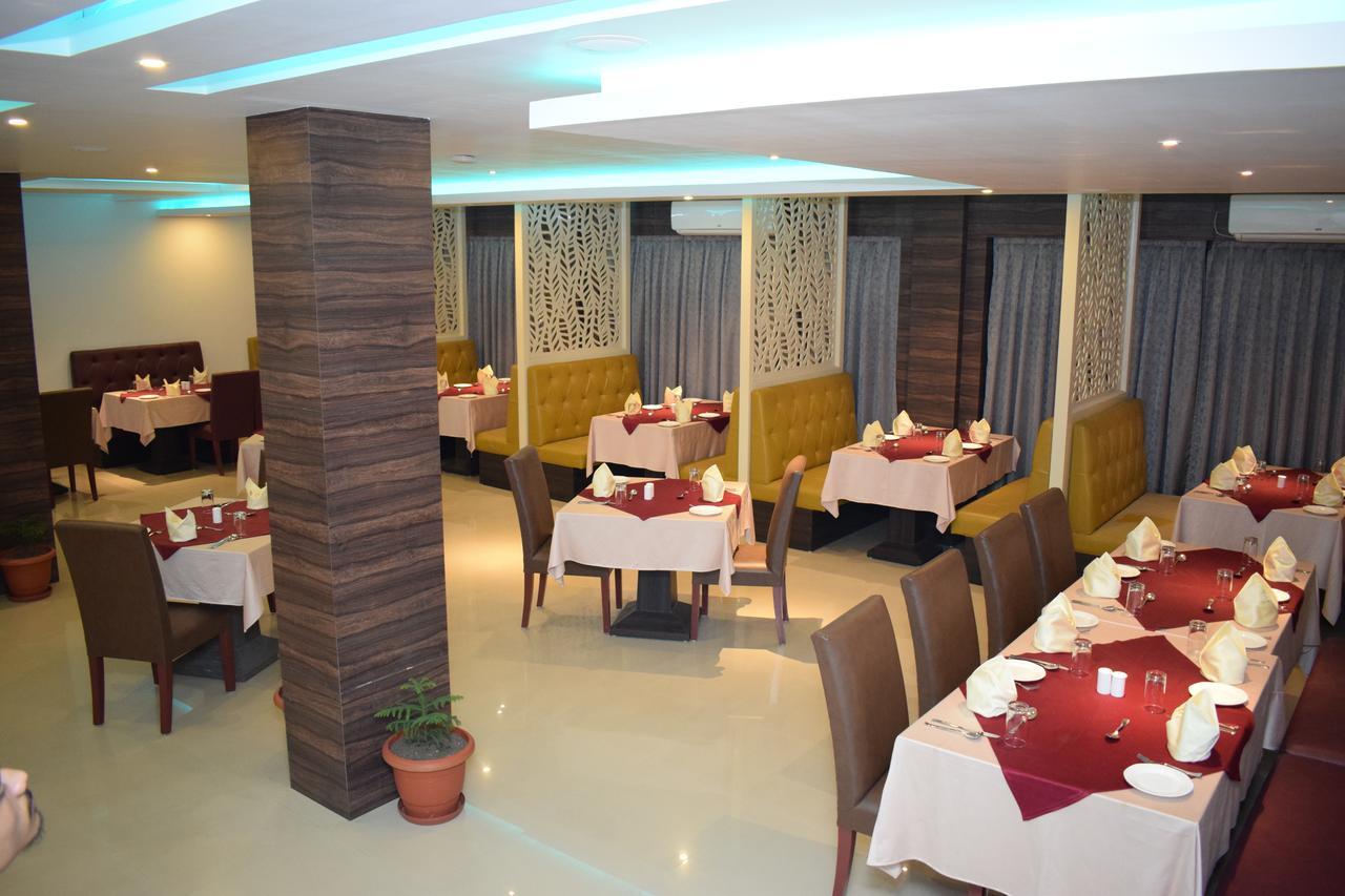Hotel Grand Palace Jorhāt Kültér fotó