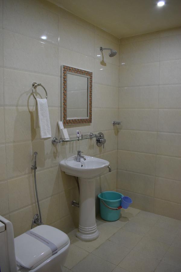 Hotel Grand Palace Jorhāt Kültér fotó