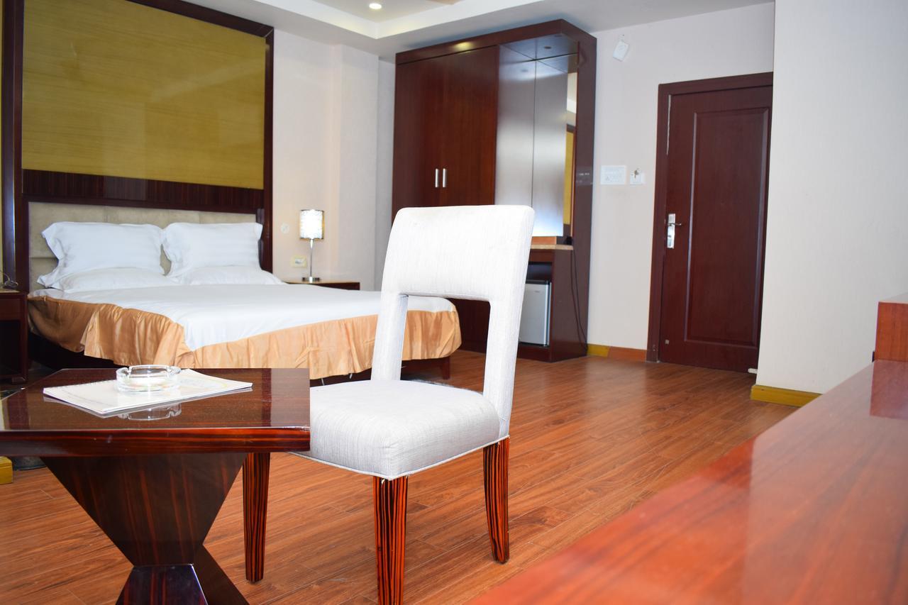 Hotel Grand Palace Jorhāt Kültér fotó