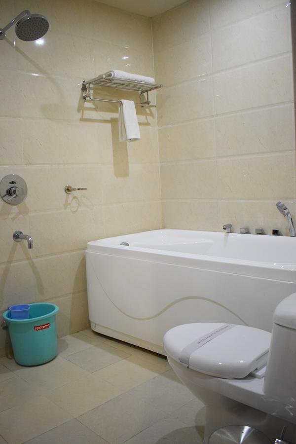 Hotel Grand Palace Jorhāt Kültér fotó